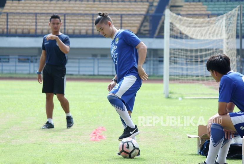 Kim Jeffrey Kurniawan melakukan terapi sambil berlatih saat latihan Persib, di Stadion Gelora Bandung Lautan Api (GBLA), Kota Bandung, Senin (12/3).