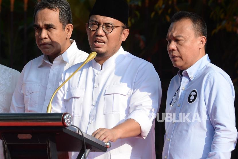 Jubir BPN 02 Dahnil Anzar Simanjuntak bersama Anggota tim Pemenangan Prabowo-Sandi menyampaikan keterangan di Kartenegara, Jakarta, Rabu (17/4).