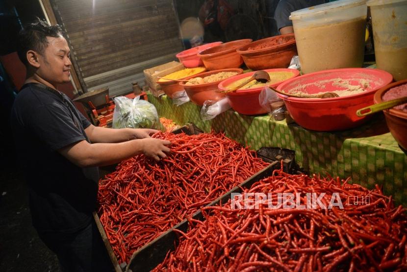 Cabe Penyebab Inflasi Maret. Pedagang merapikan cabai merah di Pasar Senen, Jakarta, Senin (2/4).