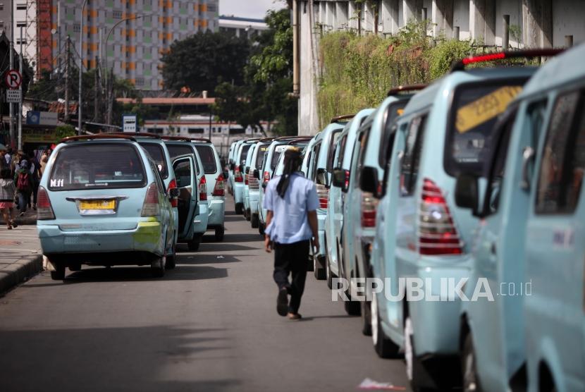 Kendaraan angkutan umum jurusan Tanah Abang terparkir saat melakukan aksi demo di Kawasan Tanah Abang, Jakarta, Senin (29/1).