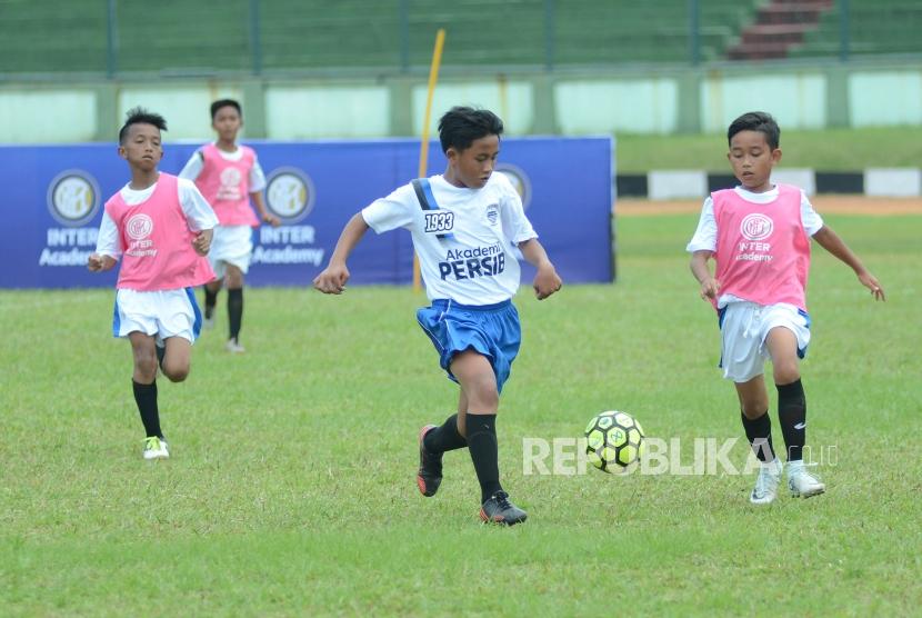 Anak didik Akademi Persib berlatih di Lapangan Stadion Siliwangi, Kota Bandung.