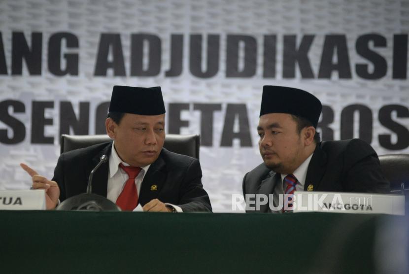Ketua Bawaslu Abhan berbincang disela sidang Adjudikasi penyelesaian sengketa proses pemilu beragendakan pembacaan putusan dengan pemohon Partai Bulan Bintang (PBB) di Kantor Bawaslu, Jakarta, Ahad (4/3).