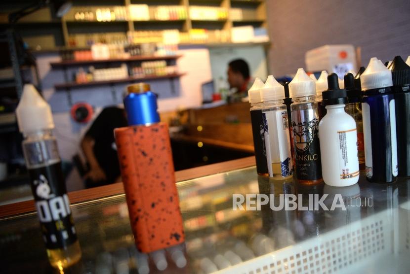 Kenaikan Cukai Vape. Aneka varian cairan rokok elektrik (vape) di Jakarta, Senin (29/1).