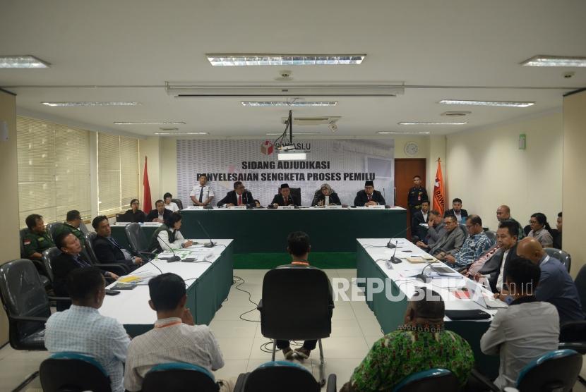 Ketua Bawaslu Abhan memimpin lanjutan sidang Adjudikasi penyelesaian sengketa proses pemilu dengan pemohon Partai Bulan Bintang (PBB)  di Kantor Bawaslu, Jakarta, Rabu (28/2).