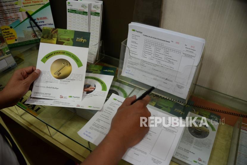 Nasabah melakukan transaksi di kantor pelayanan Pegadaian Syariah, Jakarta. ilustrasi