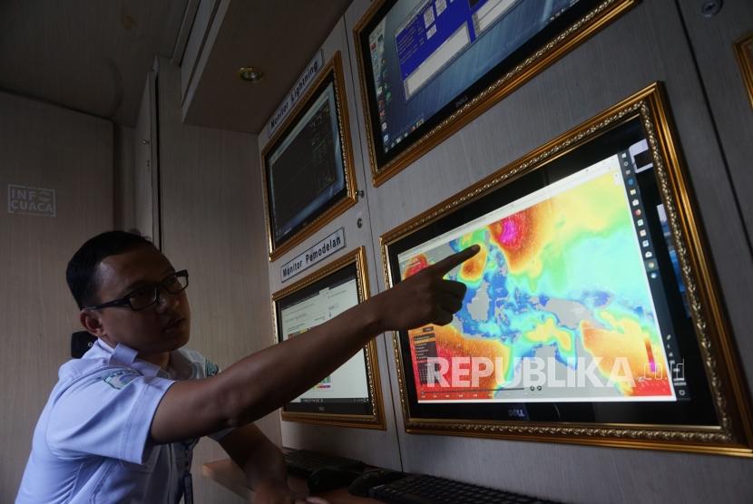 Posko Info Cuaca :Petugas mengecek informasi cuaca dan gelombang perairan selat Sunda di Posko Info Cuaca BMKG di Pelabuhan Merak, Banten, Jumat (8/6).