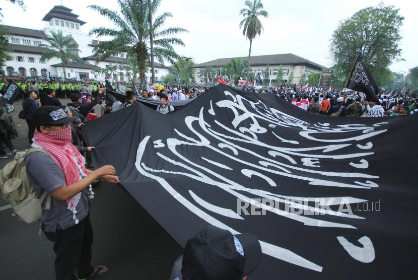 Ribuan massa mengikuti Aksi Damai Bela Kalimah Tauhid, di depan Gedung Sate, Kota Bandung, Jumat (26/10).