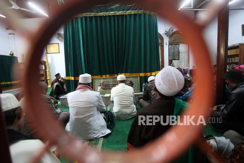 [ilustrasi] Warga berdoa saat berziarah di Masjid Luar Batang, Jakarta, Senin (12/11).