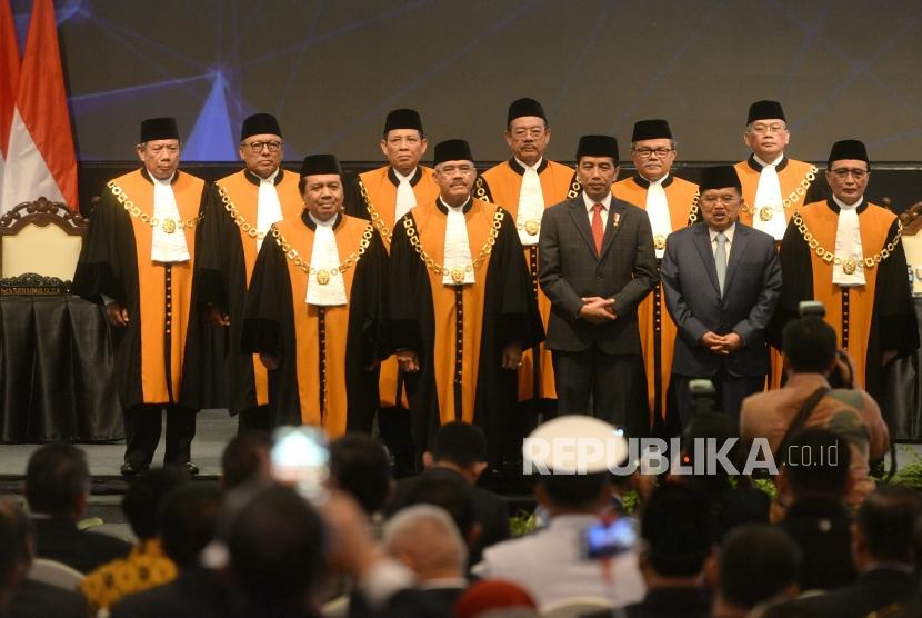 Presiden Joko Widodo (ketiga kanan), Wapres Jusuf Kalla (kedua kanan), Ketua Mahkamah Agung M Hatta Ali (ketiga kiri) berfoto bersama hakim agung saat penyampaian Laporan Tahunan Mahkamah Agung 2018 pada Sidang Pleno MA di Jakarta.