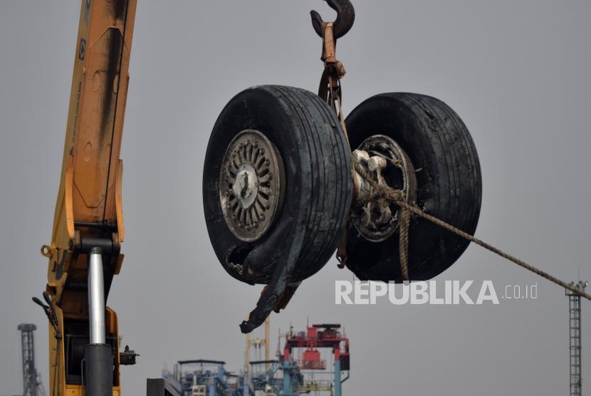 Petugas gabungan mengevakuasi roda pesawat Lion Air JT 610 dari kapal LCU KRI Banda Aceh saat tiba Posko Terpadu Pelabuhan Tanjung Priok, Jakarta, Sabtu (3/11).