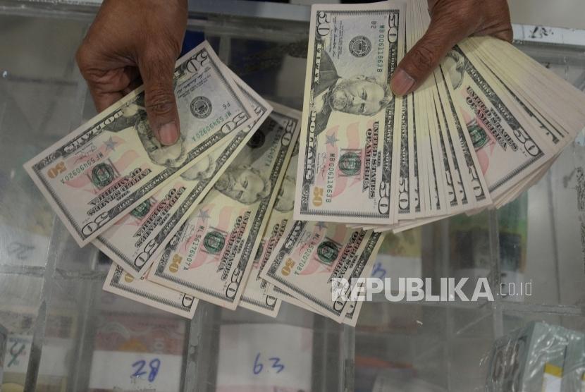 Rupiah Semakin Tertekan Dolar AS. Petugas menghitung mata uang Dolar AS di Cash Center Bank Mandiri, Jakarta, Selasa (8/5).