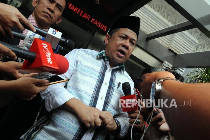 Wakil Ketua DPR RI Fahri Hamzah memaparkan penjelasan usai memberikan laporan tambahan terkait dugaan pencemaran nama baik di Polda Metro Jaya, Jakarta, Rabu (2/5).