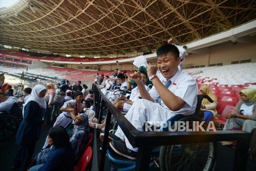 Ekpresi pelajar  dari Yayasan Pembinaan Anak Cacat Jakarta  saat menyaksikan pertandingan Para Atletik Asian Para Games di Stadion Utama Gelora Bung  Karno, Jakarta, Senin (8/10).