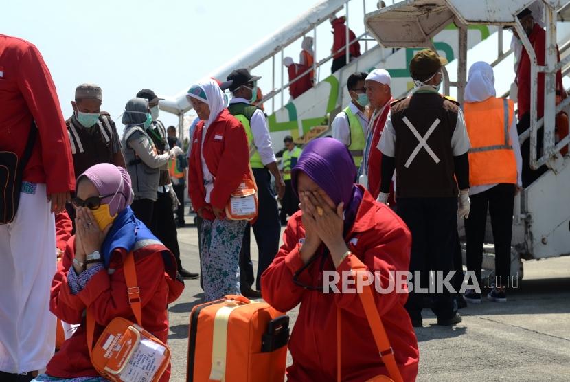 Kedatangan Jamaah Haji Koter Pertama. Jemaah haji melakukan sujud syukur setibanya di Bandara Adi Soemarmo, Boyolali, Jawa Tengah, Ahad (18/8/2019).