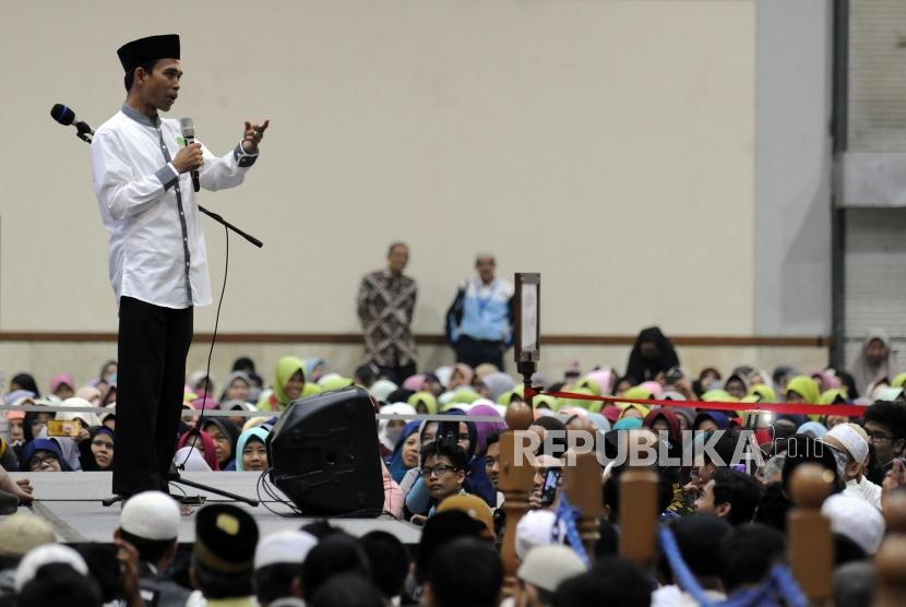 Ustaz Abdul Somad saat memberikan tausiyah pada acara Tabligh Akbar di Jakarta Convention Center (JCC), Jakarta, Kamis (19/4).