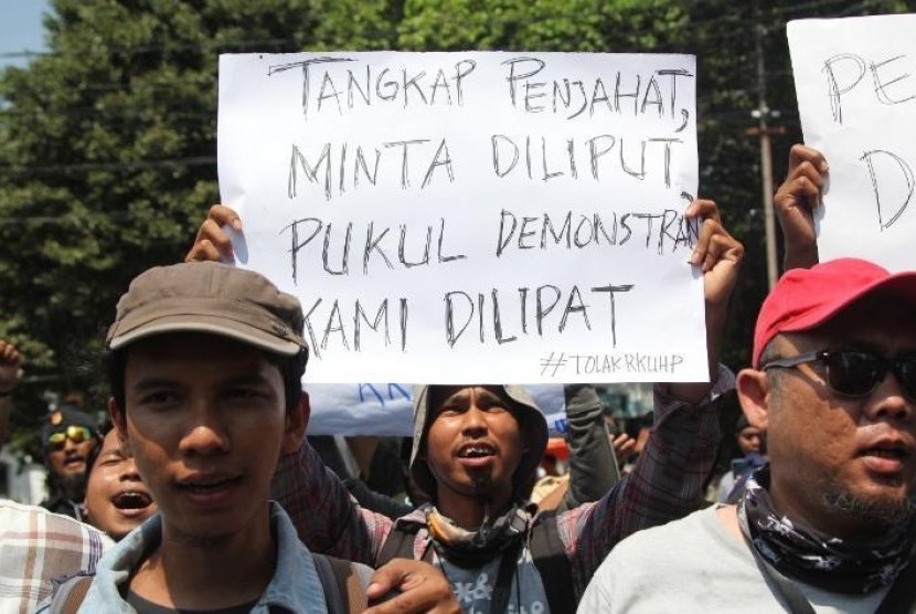  Jurnalis se-Wilayah Cirebon menolak regulasi yang dianggap akan mengerdilkan dan mengancam kebebasan pers. Penolakan itu disampaikan dalam unjuk rasa di depan Gedung DPRD Kota Cirebon, Kamis (26/9).