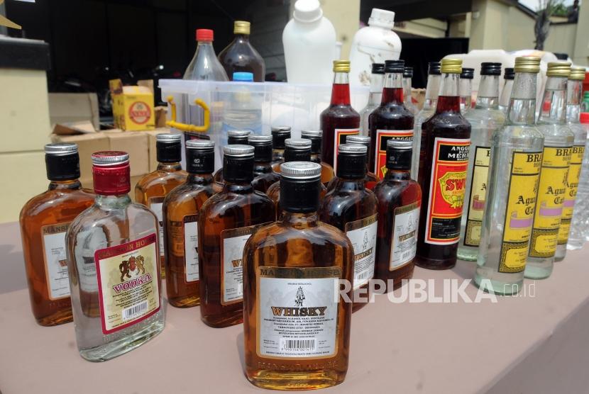 Sejumlah barang bukti diperlihatkan saat rilis kasus minuman keras oplosan.