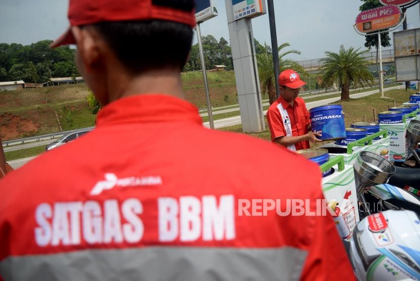 Petugas Satgas BBM bersiap melakukan uji kendaraan bermuatan Pertamax dan Pertamina Dex berkapasitas hingga 50 liter di Rest Area Tol Cipali, KM 102, Rabu (6/6).
