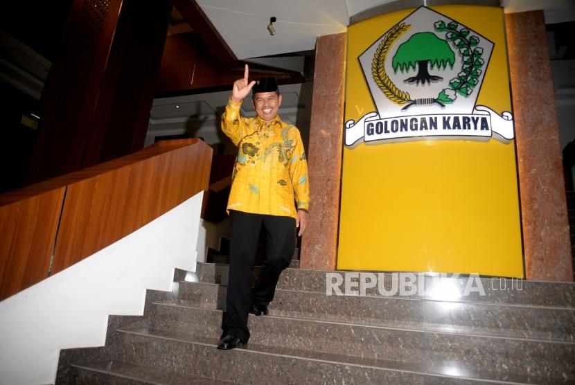 Ketua DPD I Golkar Jawa Barat Dedi Mulyadi melambaikan tangan kepada para wartawan usai rapat DPD Golkar Provinsi, di Kantor DPP Partai Golkar, Jakarta, Senin (20/11).