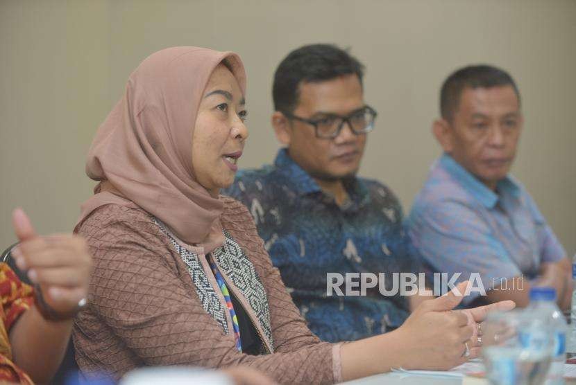 Vice President  General Secretary, Vera Galuh Sugianto(kiri) menjelaskan tentang  Danone Indonesia saat melakukan kunjungan ke Kantor Republika di Jakarta, Senin (1/10).