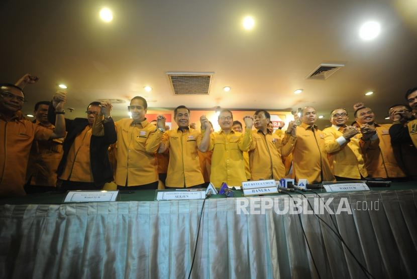 Pemecatan OSO. Pengurus Partai DPP Partai HAnura berfoto bersama usai melakukan konferensi pers di Hotel Ambhara, Jakarta, (15/1).