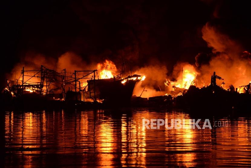 Sejumlah kapal ikan milik nelayan terbakar di Pelabuhan Muara Baru, Jakarta, Sabtu (23/2).