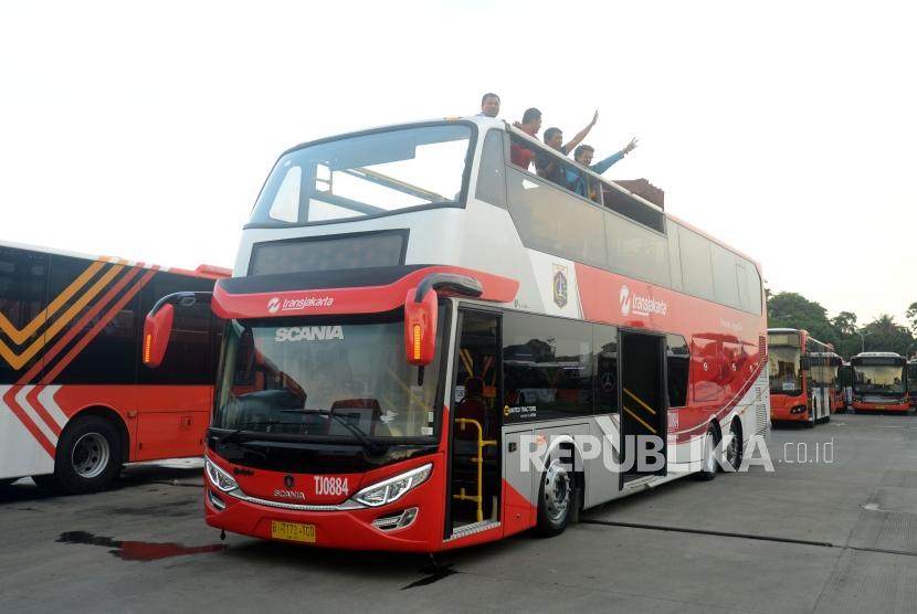 Bus Transjakarta yang akan digunakan untuk pawai kemenangan tim sepakbola Persija di Kantor PT Transjakarta, Cawang, Jakarta, Kamis (13/12).