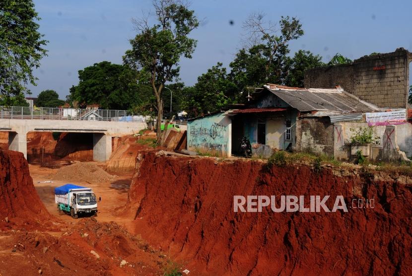 Mobil truk melintas di dekat rumah yang berada di kawasan Tol Cinere-Jagorawi (Cijago) Seksi II, Depok, Jawa Barat, Sabtu (7/7).