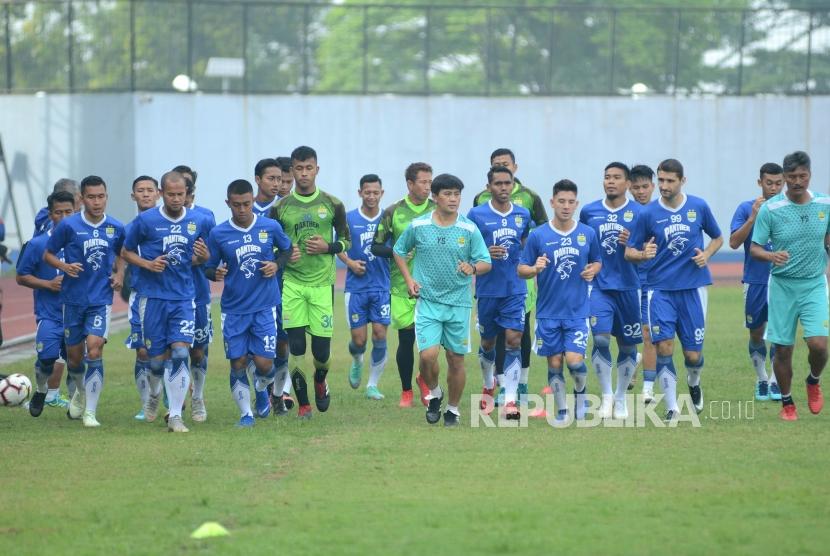 Para pemain persib melakukan latihan fisik saat latihan perdana, di Stadion Sport Jabar Arcamanik, Kota Bandung, Senin (14/1).