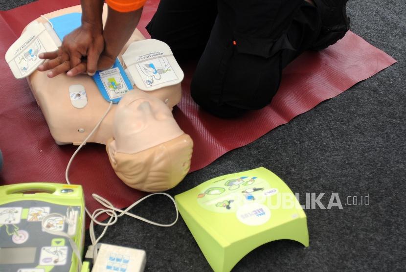 Latihan resusitasi jantung paru (CPR) dengan alat peraga. Ketika mendapati penderita henti jantung, segera bantu dengan pijatan jantung luar atau resusitasi jantung paru.