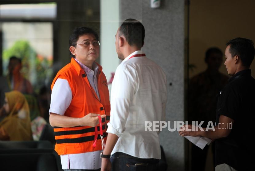 Pengacara eks petinggi Lippo Group Eddy Suroso, Lucas (kiri) berjalan saat tiba untuk menjalani pemeriksaan lanjutan di Gedung Komisi Pemberantasan Korupsi (KPK), Jakarta, Jumat (26/10).