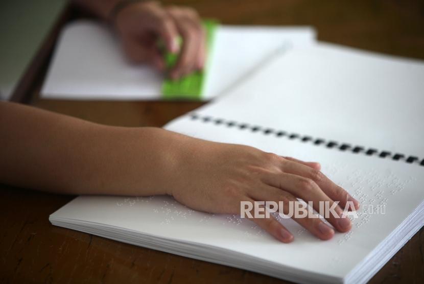 Siswa tunanetra mengerjakan soal Bahasa Indonesia dengan huruf braile saat mengikuti ujian nasional (ilustrasi)