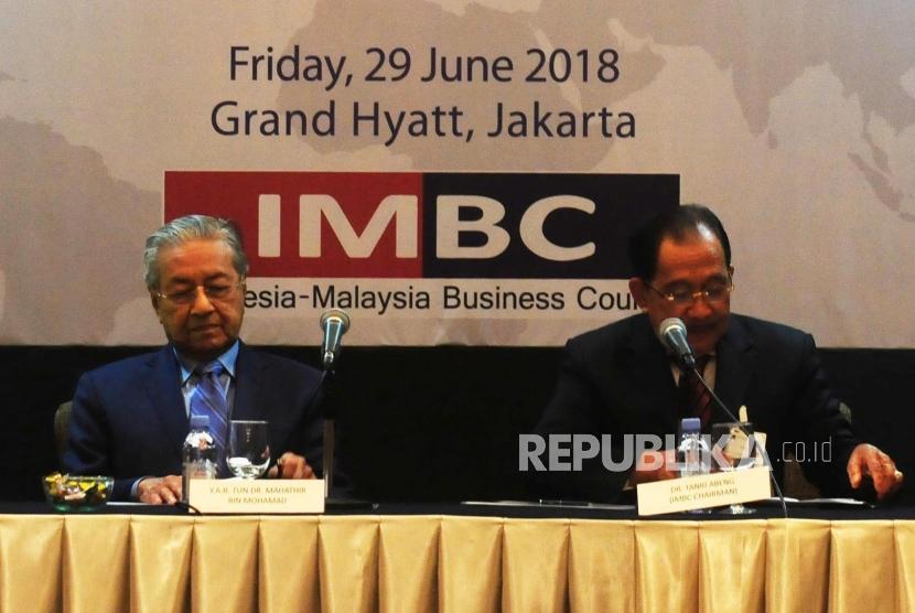 Perdana Menteri Malaysia Mahathir Mohamad (kiri) bersama Chairman of Indonesia - Malaysia Business Council (IMBC) Tanri Abeng saat melakukan pertemuan di Hotel Grand Hyatt, Jakarta, Jumat (29/8).