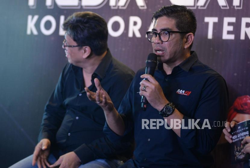 Direktur Utama PT Mahaka Radio Integra Tbk (MARI) Adrian Syarkawie (kanan) memberikan keterangan pada acara media gatehring  di Jakarta, Senin (27/5).