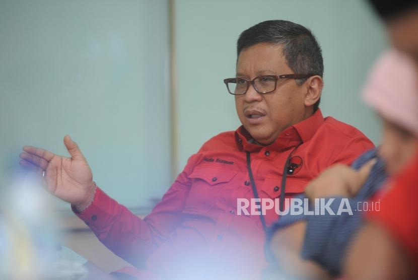 Sekertaris Jendral PDIP Hasto Kristiyanto memberikan penjelasan saat melakukan kunjungan ke kantor Harian Republika, Jakarta, Senin (8/1).