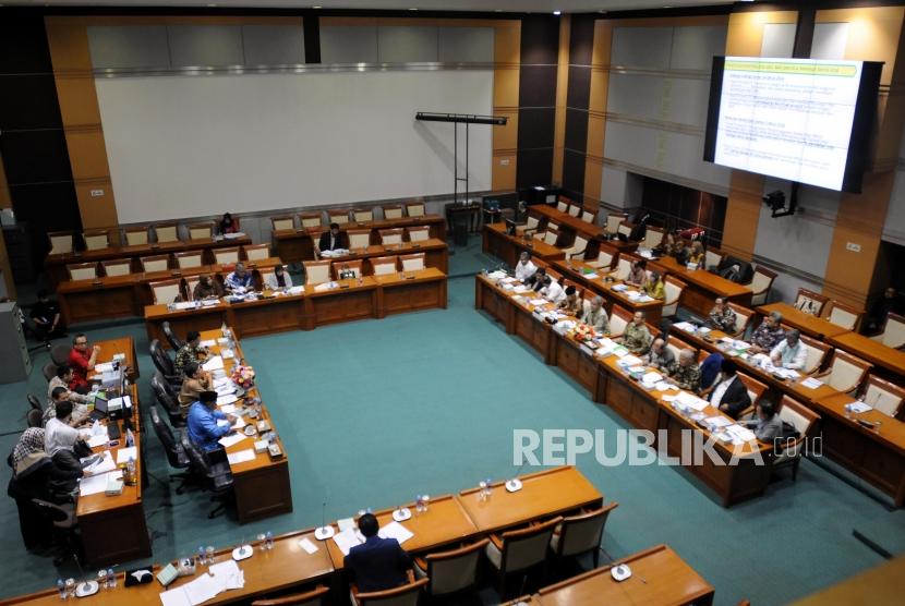 Suasana rapat dengar pendapat antara Dirjen Penyelenggaraan Haji dan Umrah (PHU),  Badan Pengelola Keuangan Haji (BPKH) dan Komisi VIII DPR di Komplek Parlemen Senayan, Jakarta, Selasa (27/3).