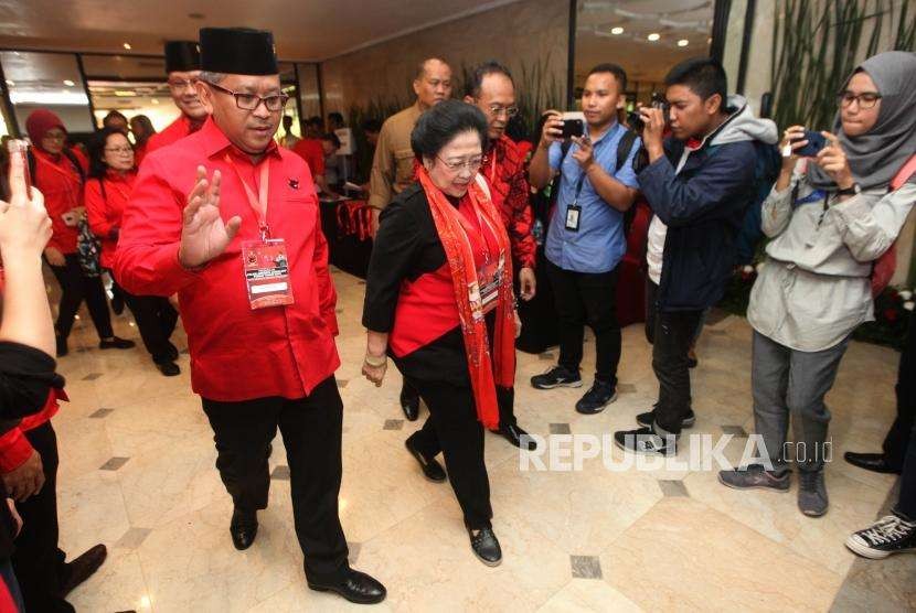 Ketua Umum PDIP Megawati Soekarnoputri (tengah) bersama Sekjen PDIP Hasto Kristiyanto (kiri) menghadiri pembekalan kepada Bacaleg DPR RI di Jakarta, Ahad (5/8).
