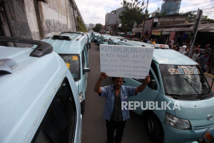 Sopir angkutan umum jurusan Tanah Abang melakukan aksi demo di Kawasan Tanah Abang, Jakarta, Senin (29/1).