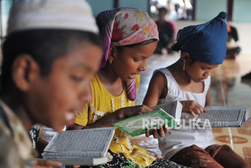 Sejumlah anak muslim Rohingya membaca alquran di masjid kampung Char Pauk, Sittwe, Myanmar, Sabtu (2/6).