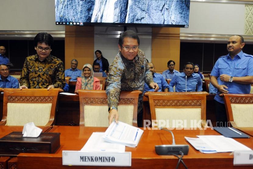 Menteri Komunikasi dan Informatika Rudiantara (kanan) memberikan paparan saat rapat kerja dengan Komisi I DPR di Kompleks Parlemen, Senayan, Jakarta, Rabu (23/5).