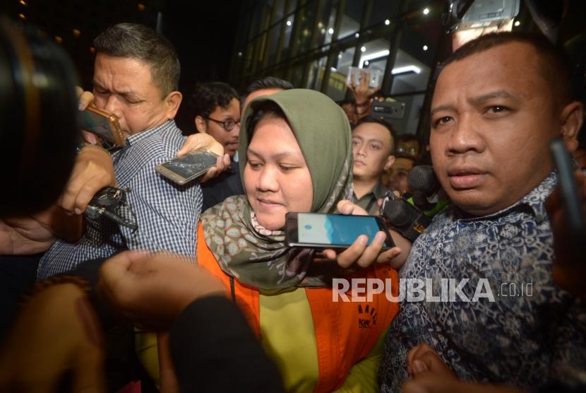 Penahanan Neneng. Bupati Bekasi, Neneng Hasanah Yasin menggunakan rompi tahanan KPK usai menjalani pemeriksaan sebagai tersangka di Komisi Pemberantasan Korupsi (KPK), Jakarta, Selasa (16/10).