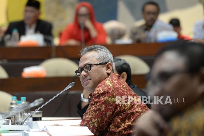 Pembahasan Terkait Daerah Pemilihan. Ketua KPU Arief Budiman mengikuti rapat dengar pendapat bersama Komisi II DPR RI di Komplek Parlemen Senayan, Jakarta, Senin (26/3).