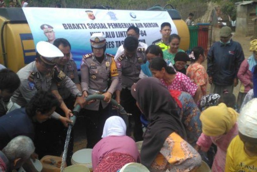  Polres Tasikmalaya menyiapkan 220 ribu liter air yang siap didistribusikan. 