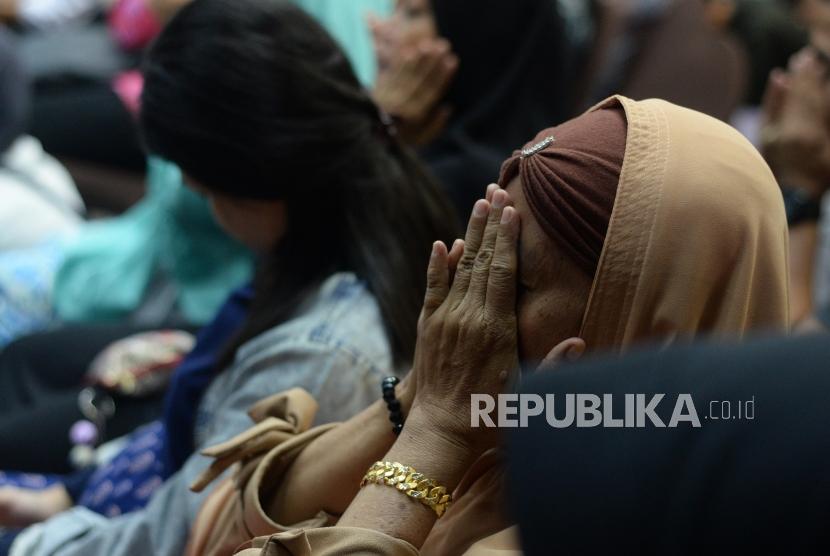 Keluarga korban jatuhnya pesawat Lion Air JT 610 PK- LQP menangis saat berdoa  bersama usai  berlangsungnya sesi konferensi pers di Jakarta, Senin (5/11).