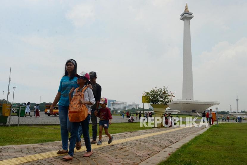 Ibu Kota Baru: Sejumlah pengunjung saat berlibur di Monumen Nasional (Monas), Jakarta, Rabu (3/4). Presiden Jokowi memutuskan untuk memindahkan ibu kota negara dari Jakarta.