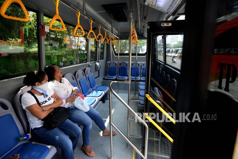 Warga menaiki Angkutan umum TransPatriot  jurusan  Terminal Bekasi - Harapan Indah di Terminal Bekasi, Jawa Barat, Senin (26/11).