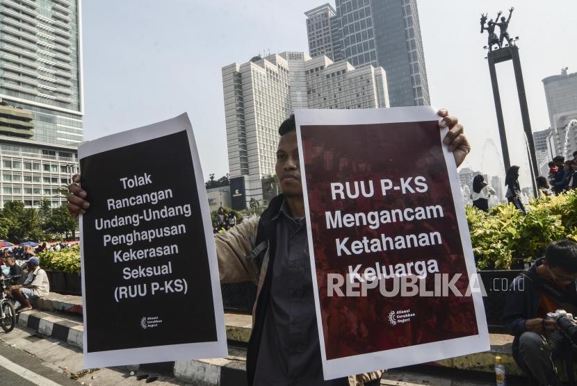Aksi Tolak RUU PKS. Sejumlah aktivis yang tergabung dalam Aliansi Cerahkan Negeri (ACR) melakukan aksi simpatik tolak Rancangan Undang- undang PKS di Bundaran HI, Jakarta Pusat, Ahad (21/7).