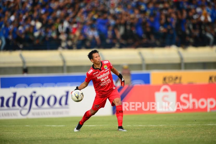 Kiper Persib Bandung I Made Wirawan. Musim ini, Persib ditinggalkan pelatih kiper Gatot Prasetyo.