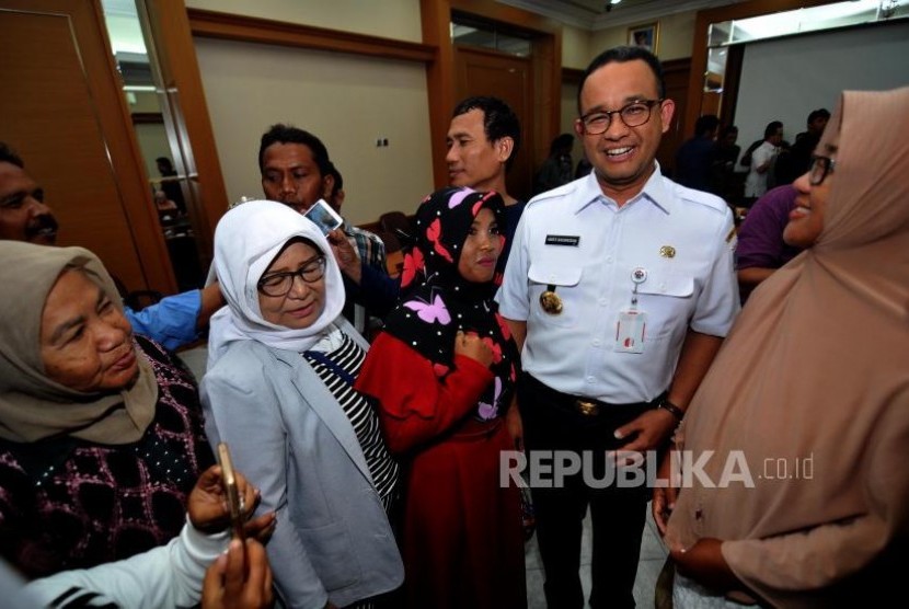 Gubernur DKI Jakarta Anies Baswedan berbincang dengan warga (ilustrasi)