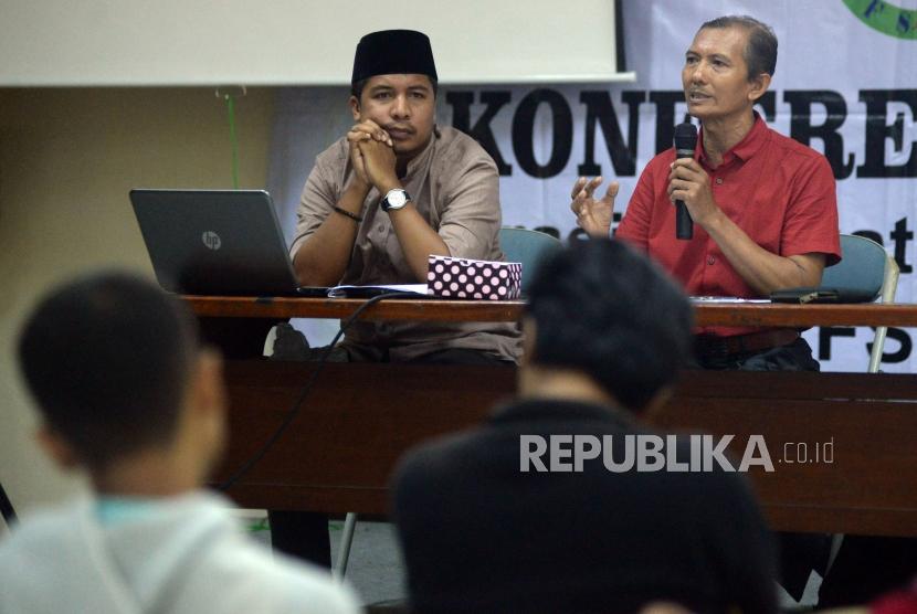 Sekjen Federasi Serikat Guru Indonesia (FSGI) Heru Purnomo (kanan) didampingi Wakil Sekjen FSGI Satriwan Salim menberikan keterangan catatan akhir tahun pedididkan 2017 di Gedung LBH Jakarta, Senin (26/12).